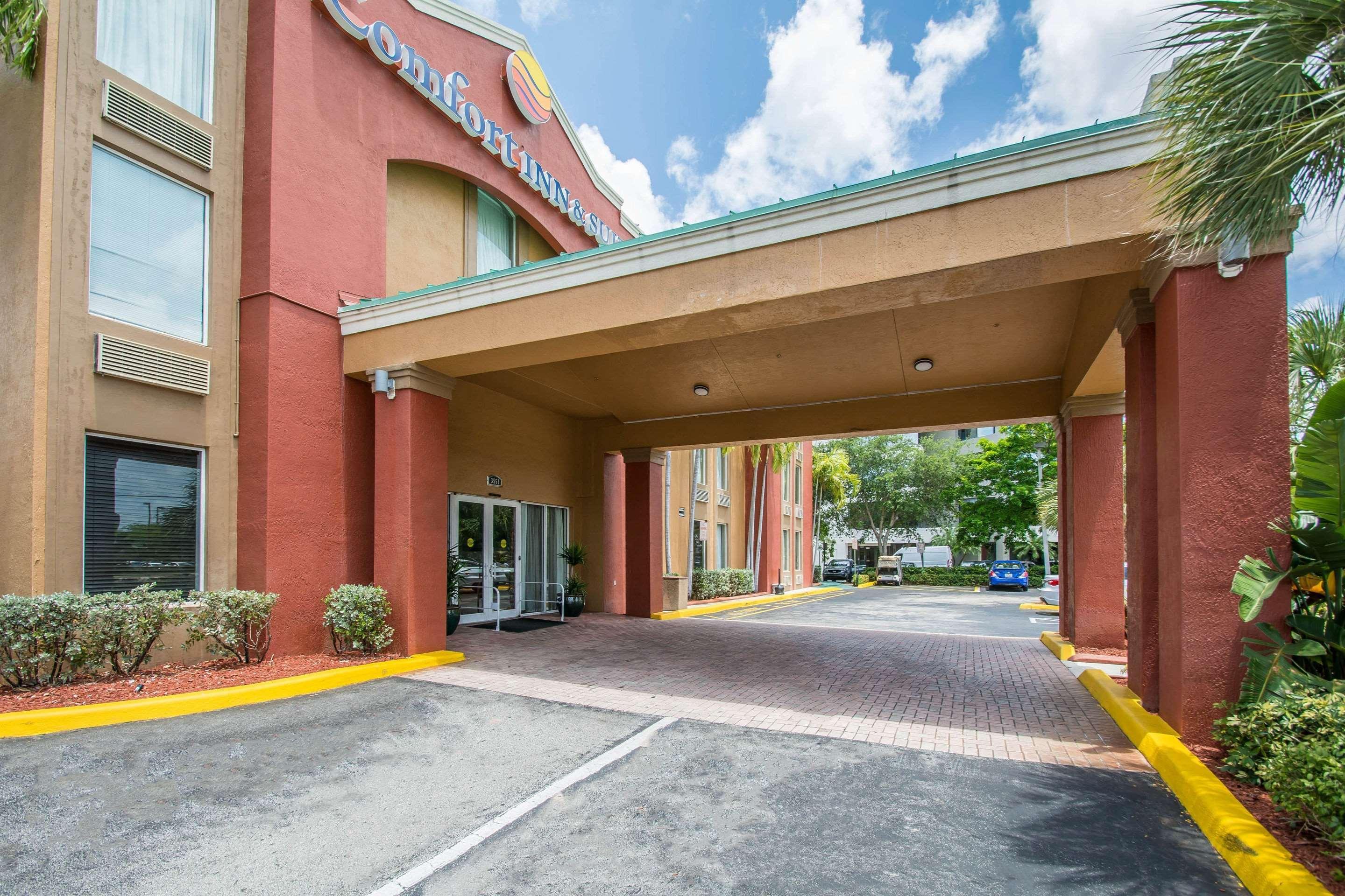 Lauderdale Lakes Comfort Inn & Suites Fort Lauderdale West Turnpike מראה חיצוני תמונה