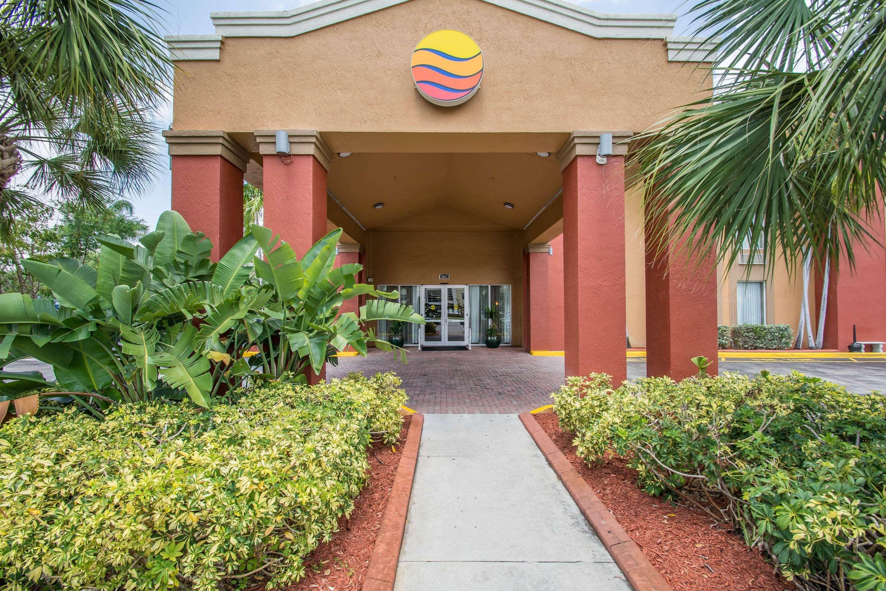 Lauderdale Lakes Comfort Inn & Suites Fort Lauderdale West Turnpike מראה חיצוני תמונה